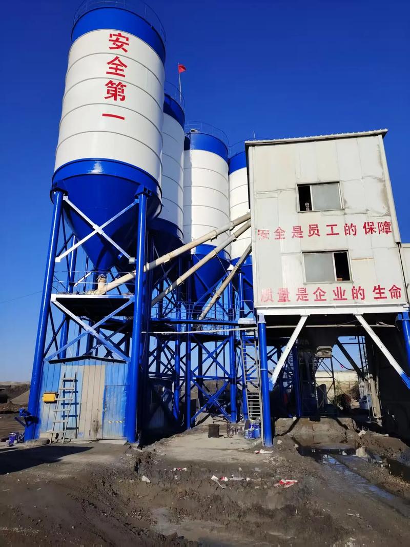 双鸭山众砼搅拌站 四个300吨水泥罐油漆翻新圆满完成，助力粉磨水泥绿色发展